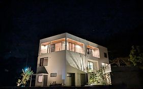 Mahaloha House 新築ビーチフロント ペット同伴プラン有 Ｍax8名 Bbq 海歩1分 アイランドキッチン 大型プロジェクタ 床暖房 オーシャンビューバス